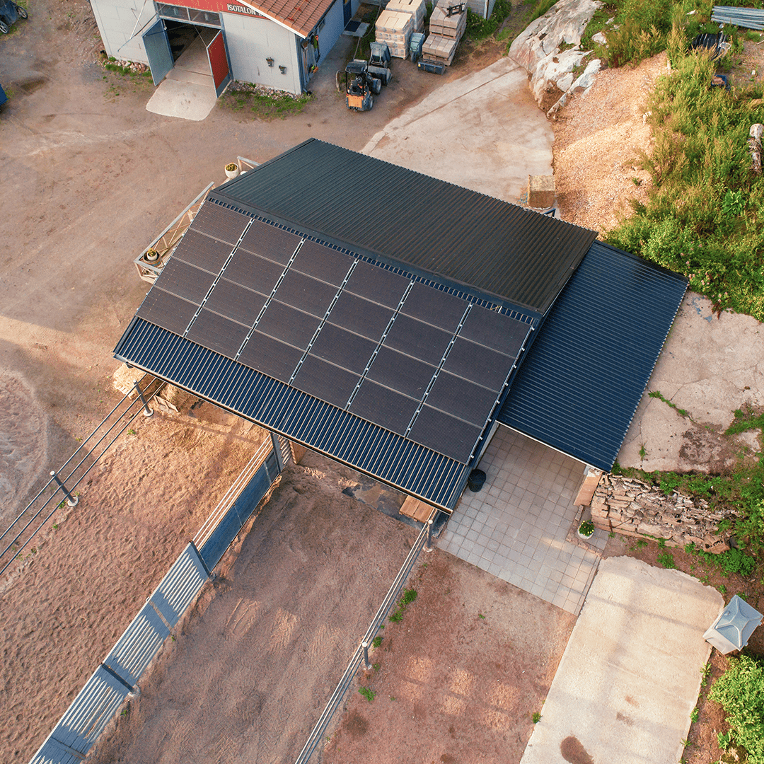 Aurinkopaneelit tallin katolla