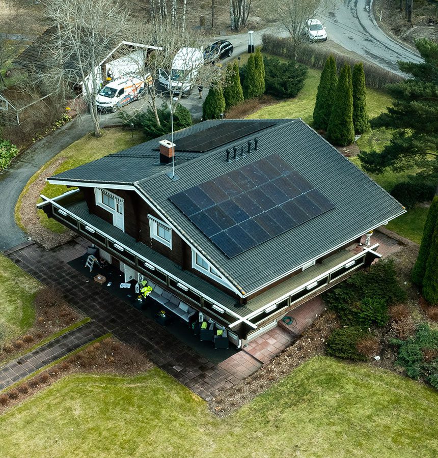Talo jossa on aurinkopaneelit molemmilla lappeilla. Aurinkovoimalat omakotitaloon